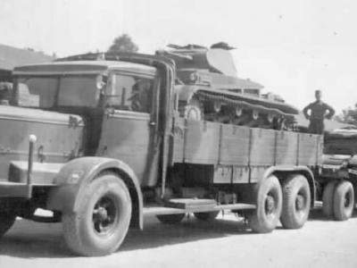 Heavy truck Bussing-NAG 900 with Panzer II tanks