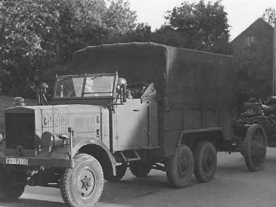 Einheitsdiesel Lkw truck towing 15cm artillery, Danmark
