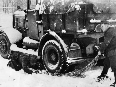 German Soldiers put snow chains on SS 100