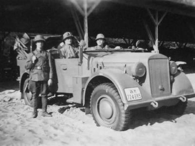 Afrika Korps Tunis 1942: mittlerer Einheits PKW Horch 901 with the car body type 40