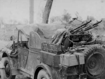 le.gl. Einheits PKW Kfz.4 with zwinllings MG34