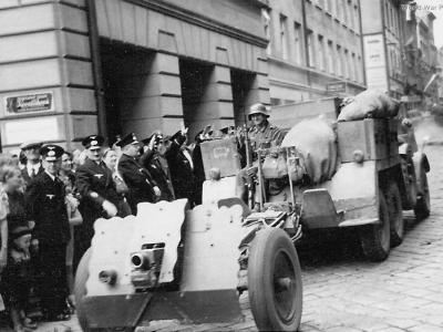 Krupp-Protze Kfz69 truck towing leIG 18 gun on street