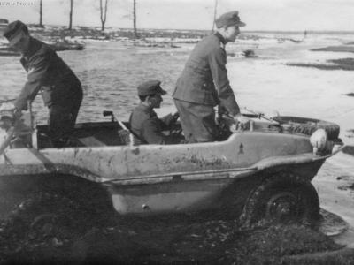 Amphibious car Schwimmwagen 9
