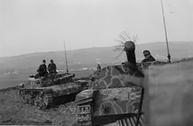 Semovente 105/25 convoy on the move