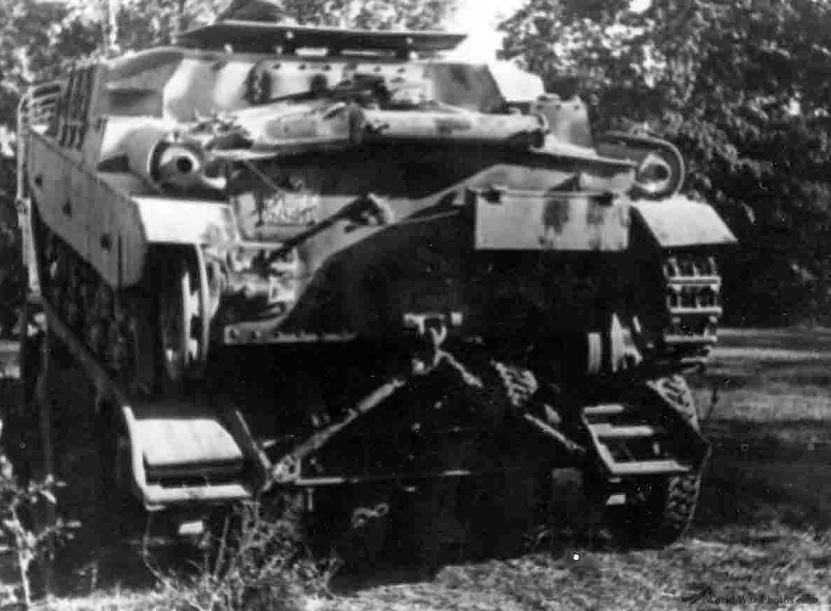 Semovente da 105/25 on a trailer 