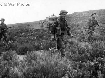 Churchill Mk III tank support Biritsh Army infantry, Libya 1943