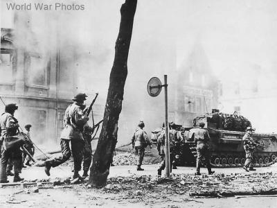 U.S. 17th Airborne and British 6th Guards with Churchill tank named Thunderbolt in Munster