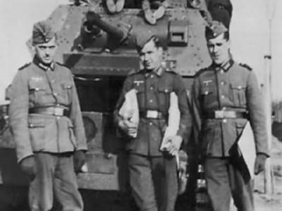 A group of German soldiers inspect a British cruiser tank A13 Mk II 2