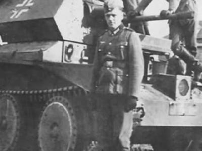 A group of German soldiers inspect a British cruiser tank A13 Mk II 3