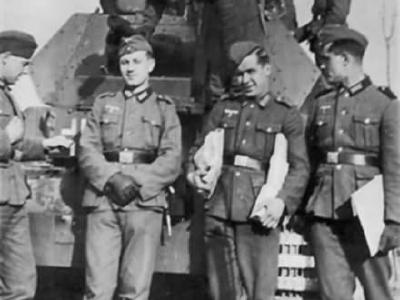 A group of German soldiers inspect a British cruiser tank A13 Mk II
