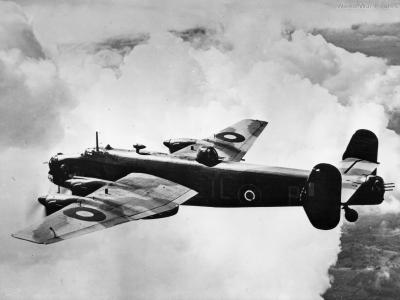 Handley Page Halifax W7676 TL-P