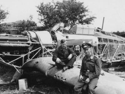 Luftwaffe soldiers poses with Hurricane wreckage