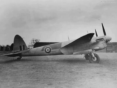 Mosquito II DD723 with chin radiators