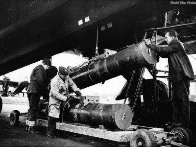 Ground crews loading mines on to a Stirling