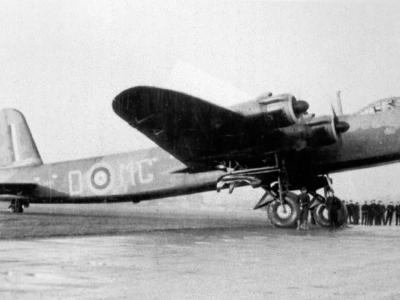 Short Stirling Mk I N3641 coded MG-D of No. 7 Squadron RAF