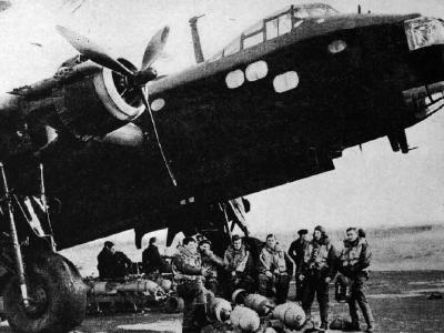 Short Stirling bomber with crew