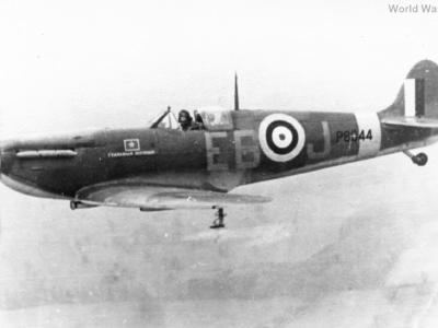 Spitfire IIa P8044 in flight