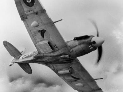 Spitfire Vb EN821 in flight