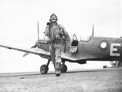 Flying Officer Ian Taylor and Spitfire Mk Vc „E” of No. 54 Squadron RAF in Australia 1943