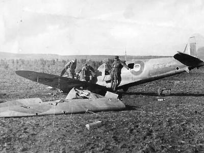 Crashed Supermarine Spitfire and DAK soldiers 1943