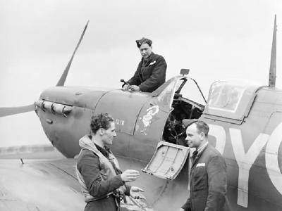 Czech Spitfire pilot of No. 313 Squadron in conversation with his rigger and fitter. Spitfire Mk Vb BL581 „Moesi-llir”, Hornchurch 8 April 1942