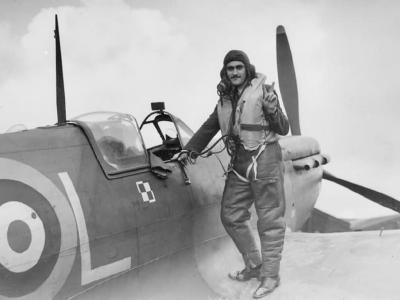 Pilot Sgt. E. J. Nowakiewicz of No. 302 Polish Squadron and his Spitfire WX-L at RAF Exeter, November 1941