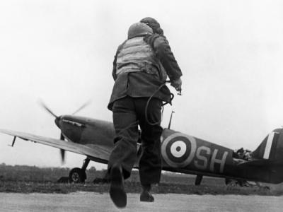 Pilot of No. 64 Squadron RAF running towards his Spitfire Mk Ia as the Squadron is scrambled at Kenley – Battle of Britain 15 August 1940