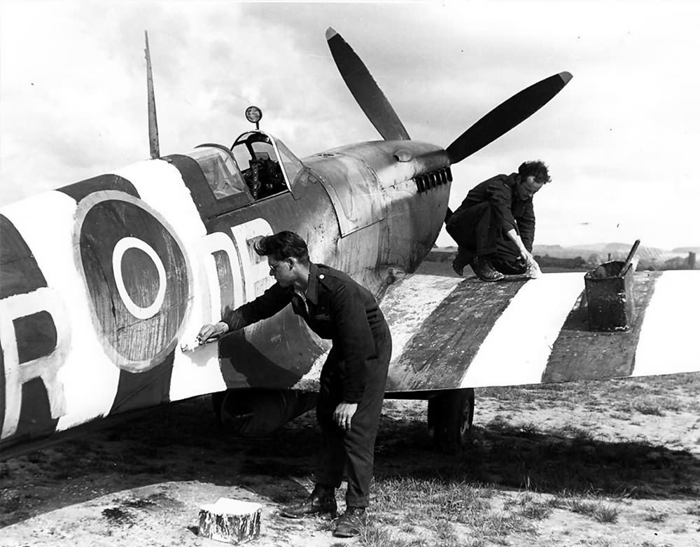 Spitfire_Mk_IX_d-day.jpg