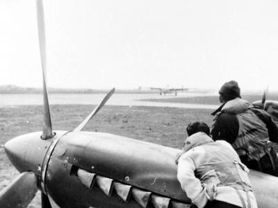 Spitfire Mk IX and B-24