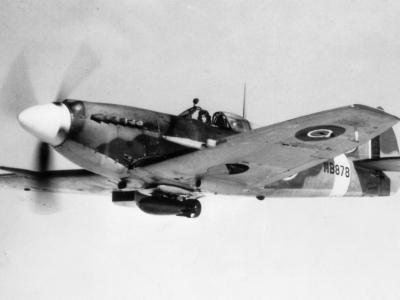 Supermarine Spitfire Mk XII MB878, trials with 500 lb bomb in 1943