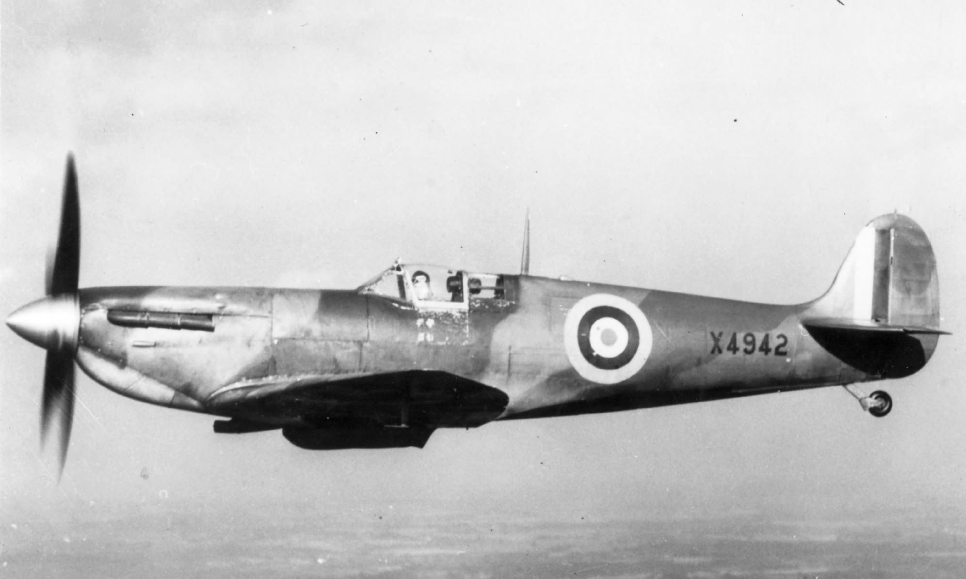 www.worldwarphotos.info/wp-content/gallery/uk/raf/spitfire5/Spitfire_Mk_VI_X4942.jpg