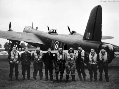 Aircrew stand in front of Stirling AA-M