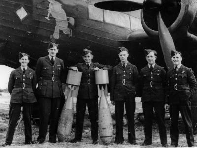 Crew with Wellington R3297 of No, 75 Squadron RAF at Feltwell September 1940