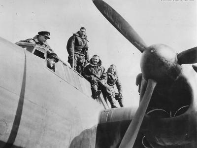 77 Squadron FLt Tomlin and crew 2