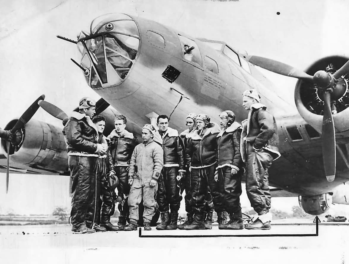 B-17E of the 97th BG, 342nd Bomb Squadron – crew prepares for mission August 1942