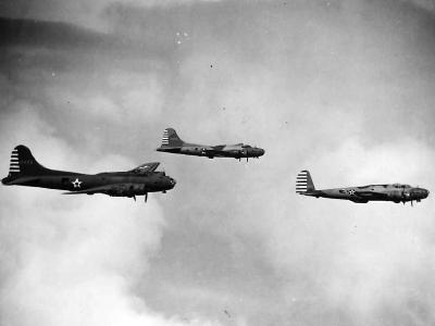 B-17D and B-17E bombers in flight 1942