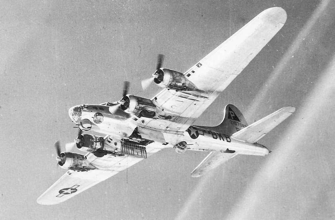 4 b 17. Боинг 1937. B-17g, 1944 год. Бомбардировщик г-27. B17 massive bombing.