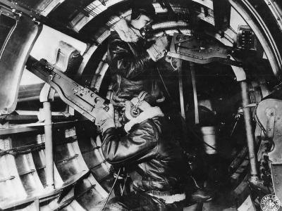 B-17 Flying Fortress – waist gunners at their stations