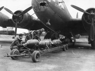 Crew of 92nd Bomb Group loading bombs on B-17F 41-9148 „Boomerang”