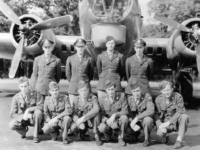 USAAF crew posed in front of their B-17G Bomber