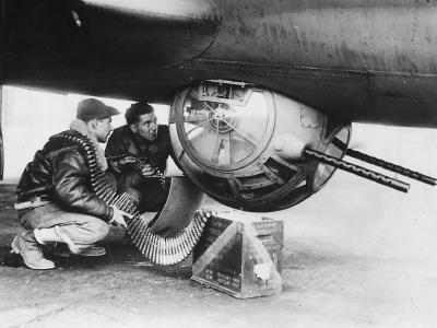 Ground crew loading 12,7 mm ammo in ball turret of B-17 bomber – England 1942