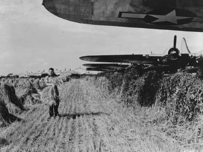 B-17 ENGLAND WITH US BOMBERS 1944