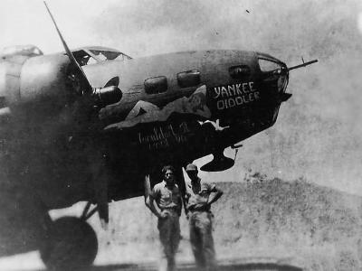 Boeing B-17E Flying Fortress of the 43rd Bomb Group 65th Bomb Squadron. „Yankee Diddler – Wouldn’t It Root Ya” Nose Art