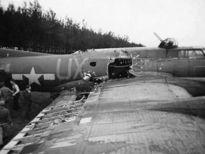 Boeing B-17G Flying Fortress „Snake Hip”s Heavy Flak Damage. 92nd Bomb Group 327th Bomb Squadron code UX-T 42-31713 24 8 1944