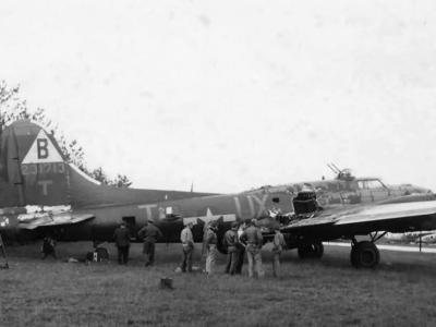 B-17 Flying Fortress Snake Hips Heavy Flak Damage 24 8 1944 92nd Bomb Group 327th Bomb Squadron 42-31713