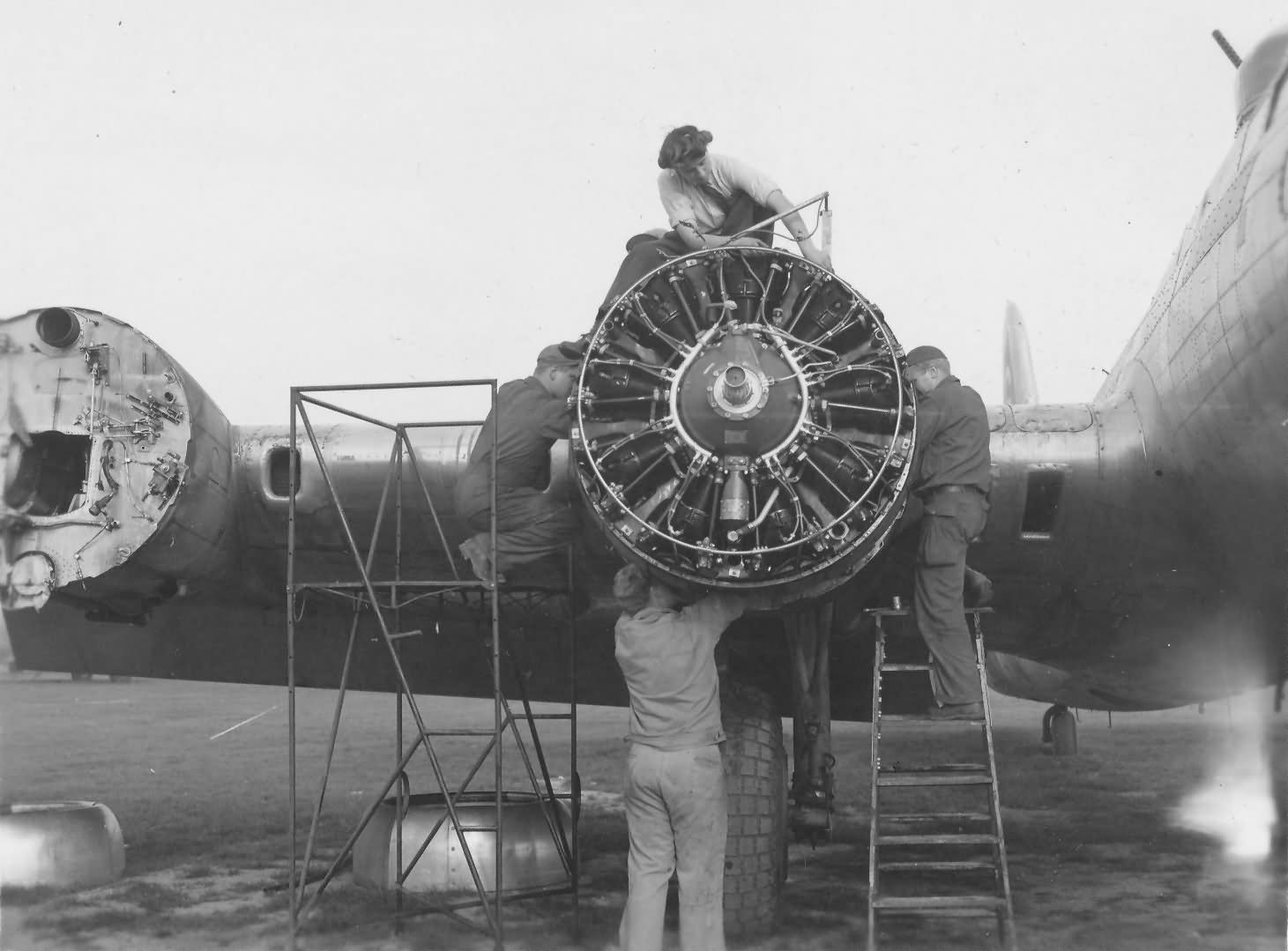 USAAF Maintenance B-17 Flying Fortress RAF Manston England | World War ...