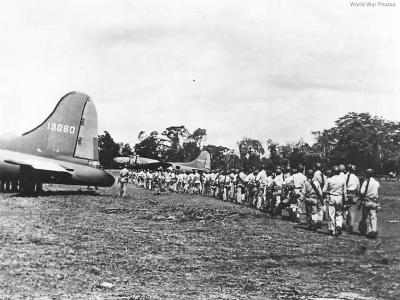 Marines march past B-17E „Zero Six Zero” 41-9060