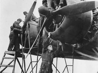 Mechanics overhaul B-17 of the 19th BG in Australia ’42