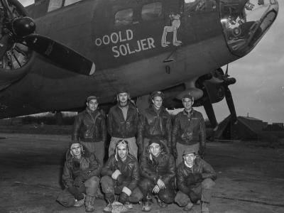 303rd Bomb Group crew and B-17F Ooold Soljer January 1943