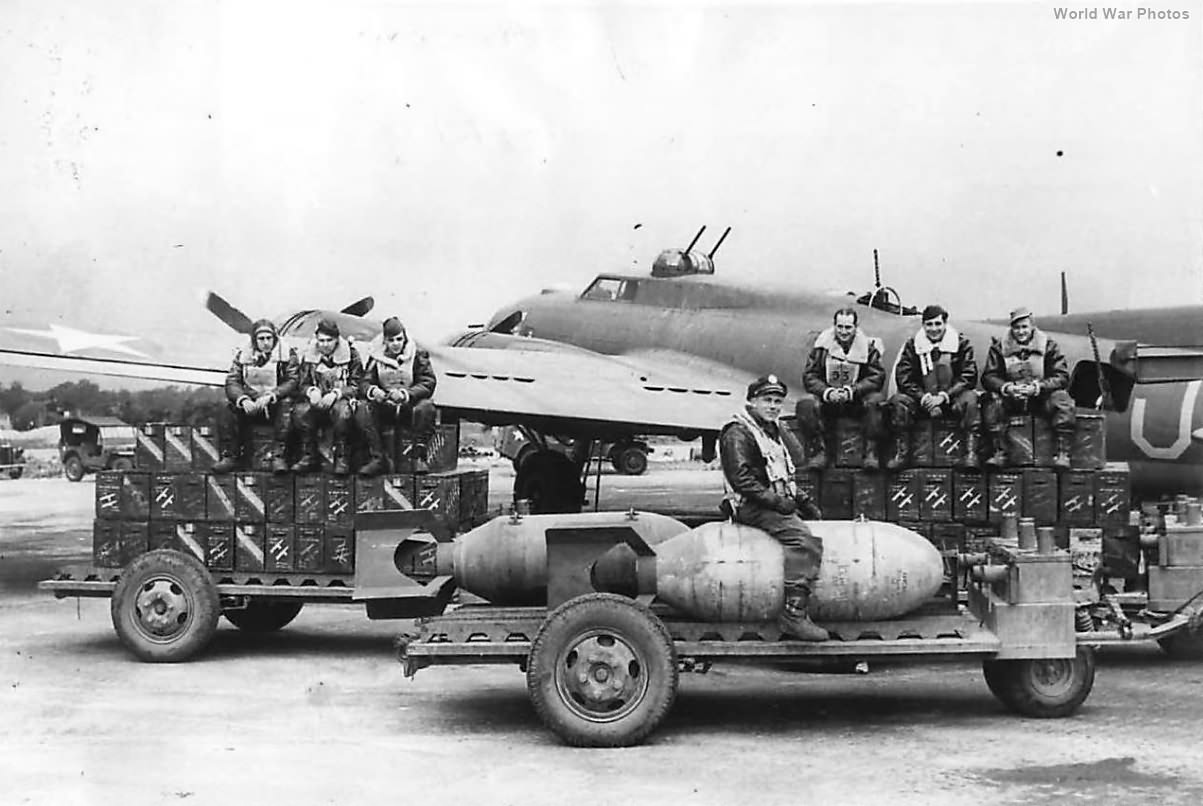 306th BG crew with B-17 ammo and 2000lb bombs at Thurleigh 1943